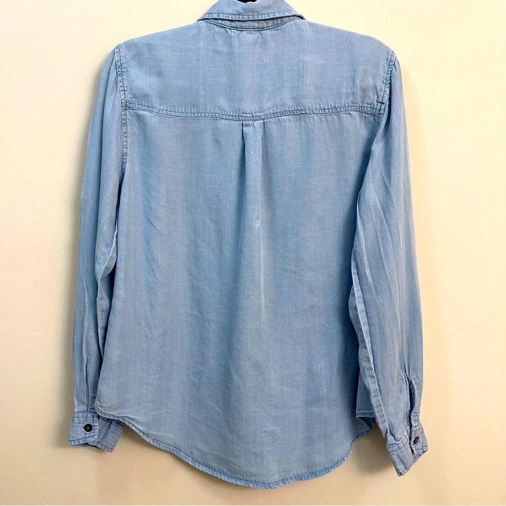 Forever 21 Women’s Button Down Denim Shirt in Size Medium - Picture 2 of 10